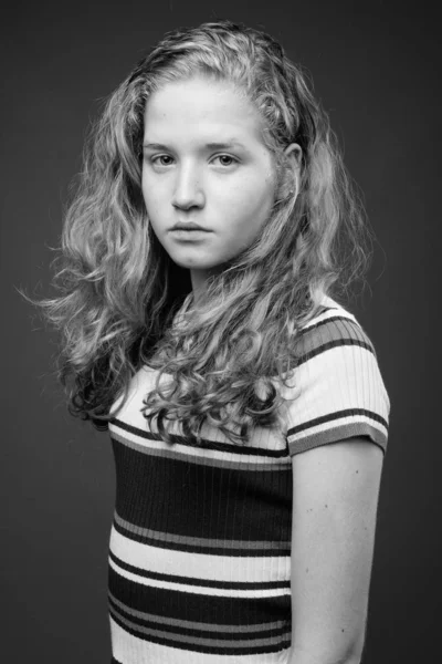 Студийный Снимок Молодой Красивой Блондинки Подростка Сером Фоне Черно Белом — стоковое фото