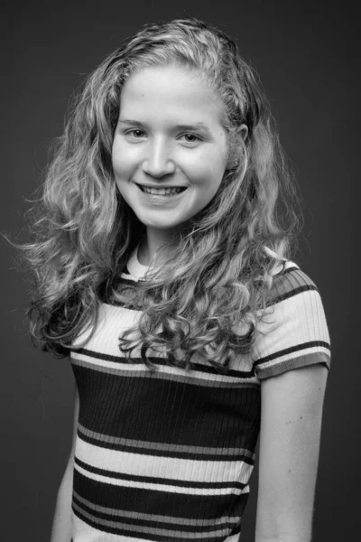 Στούντιο Πλάνο Του Νεαρού Όμορφη Ξανθιά Έφηβη Κοπέλα Γκρι Φόντο — Φωτογραφία Αρχείου