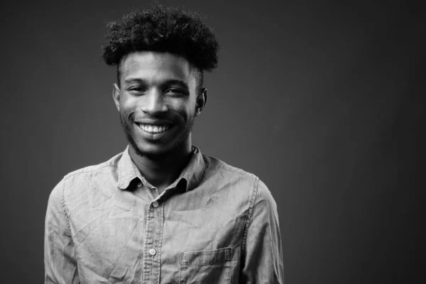 Captura Estudio Joven Hombre Africano Guapo Que Usa Ropa Casual —  Fotos de Stock