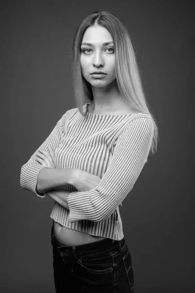 Студийный Снимок Молодой Красивой Женщины Сером Фоне Черно Белом — стоковое фото