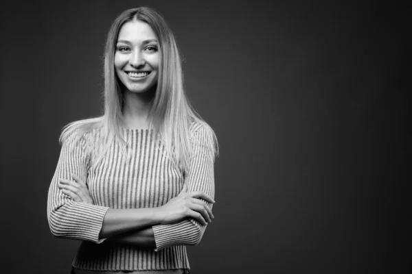 Estudio Joven Hermosa Mujer Sobre Fondo Gris Blanco Negro — Foto de Stock