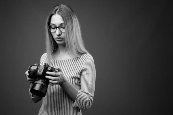 Studio Plan Jeune Belle Femme Sur Fond Gris Noir Blanc — Photo