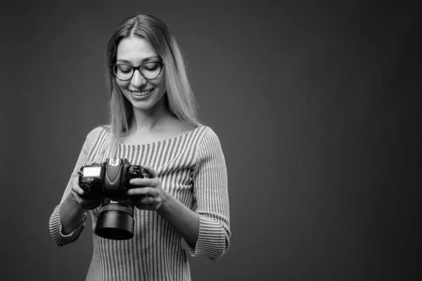 Studio Plan Jeune Belle Femme Sur Fond Gris Noir Blanc — Photo