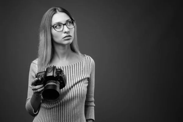 Studio Shot Van Jonge Mooie Vrouw Tegen Grijze Achtergrond Zwart — Stockfoto