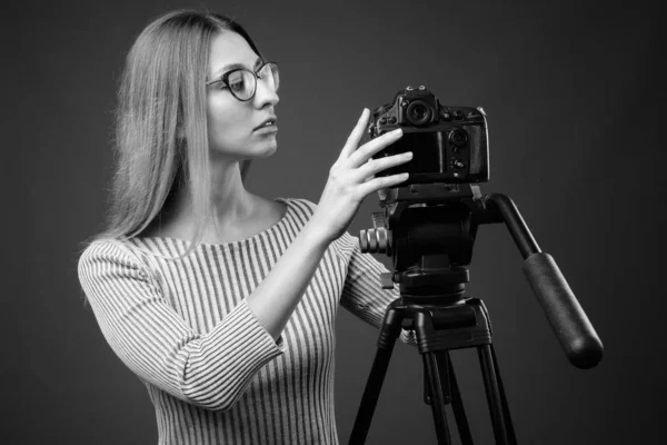 Studio Plan Jeune Belle Femme Sur Fond Gris Noir Blanc — Photo