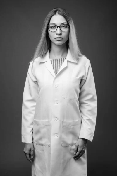 Studio Shot Young Beautiful Woman Doctor Wearing Eyeglasses Gray Background — Stock Photo, Image