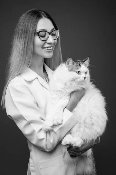 Estúdio Tiro Jovem Mulher Bonita Médico Vestindo Óculos Contra Fundo — Fotografia de Stock