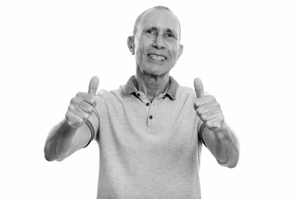 Студійний знімок щасливого старшого чоловіка, який посміхається і дає великі пальці вгору — стокове фото