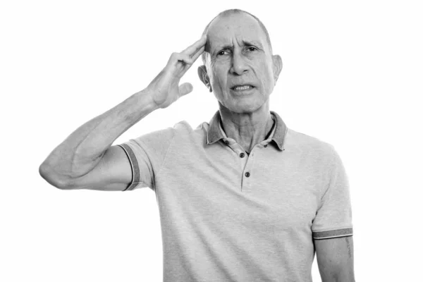 Portret van een gestresste oudere man die hoofdpijn heeft en er moe uitziet — Stockfoto