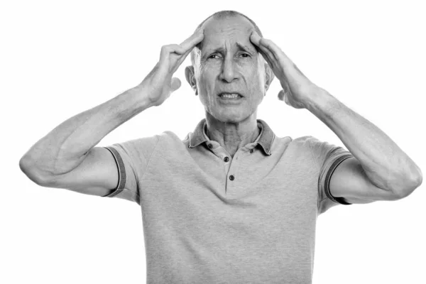 Studio shot di uomo anziano che ha mal di testa — Foto Stock