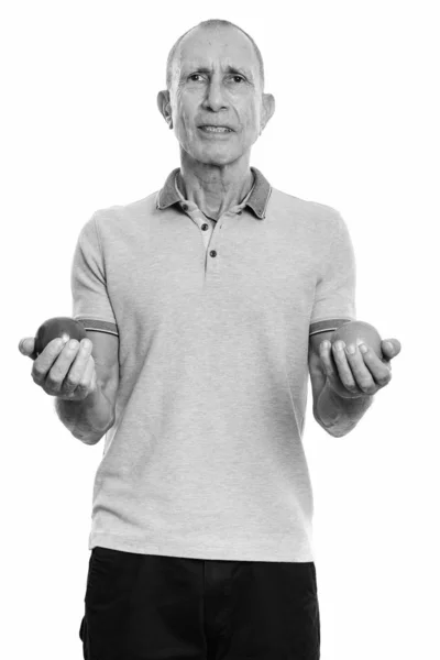 Портрет старшого чоловіка, що тримає два яблука — стокове фото
