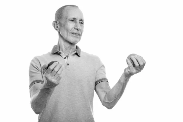 Портрет пожилого человека с двумя яблоками — стоковое фото