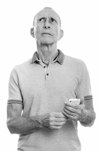 Studioaufnahme eines Seniors mit Handy beim Nachdenken — Stockfoto