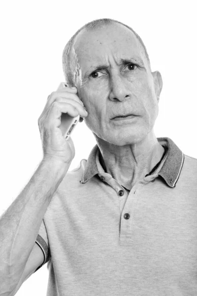 Face of angry senior man talking on mobile phone — Stock Photo, Image