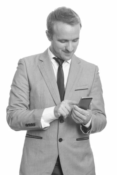 Retrato de homem de negócios feliz em terno usando telefone — Fotografia de Stock