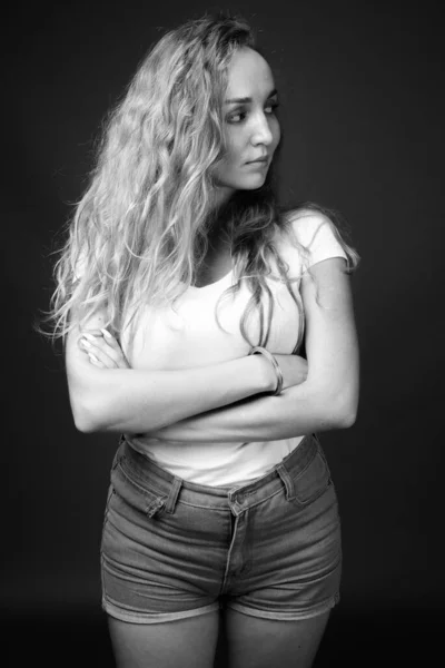 Studio Photo Jeune Belle Femme Affaires Avec Longs Cheveux Blonds — Photo