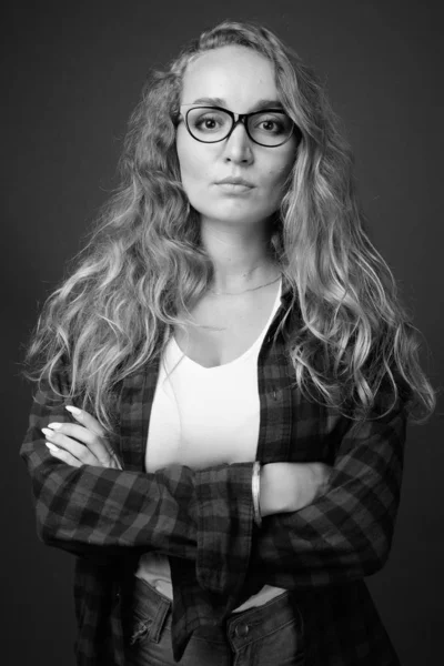 Studio Shot Young Beautiful Businesswoman Long Wavy Blond Hair Gray — Stock Photo, Image