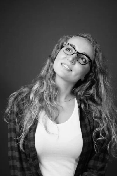 Estúdio Tiro Jovem Mulher Negócios Bonita Com Cabelo Loiro Ondulado — Fotografia de Stock