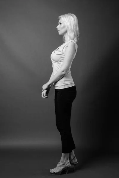 Studio Shot Beautiful Woman Blond Hair Gray Background Black White — Stock Photo, Image