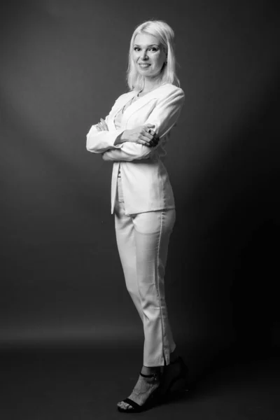Studioaufnahme Einer Schönen Frau Mit Blonden Haaren Vor Grauem Hintergrund — Stockfoto