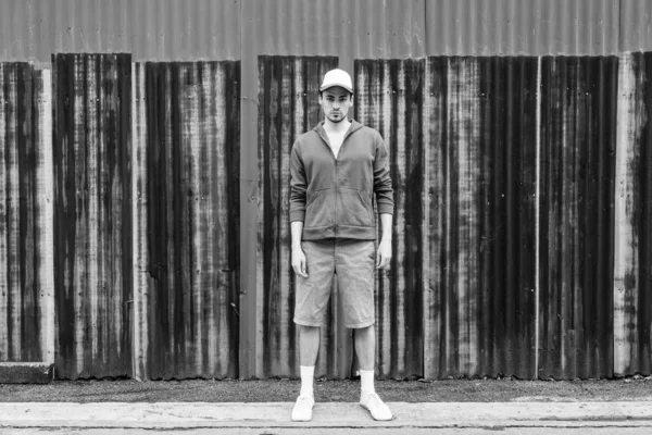 Νεαρός Γενειοφόρος Στέκεται Ενώ Ποζάρει Και Φοράει Καπέλο Παλιό Σκουριασμένο — Φωτογραφία Αρχείου