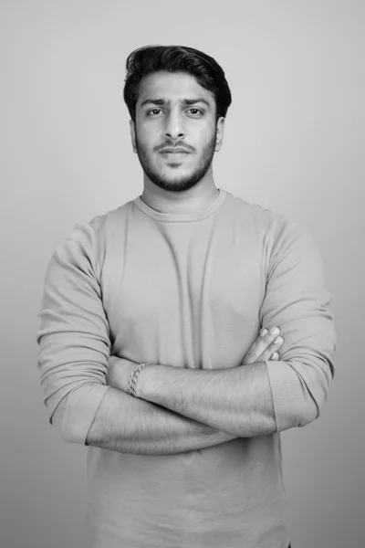Siyah Beyaz Gri Arka Planda Genç Yakışıklı Hintli Adamın Stüdyo — Stok fotoğraf