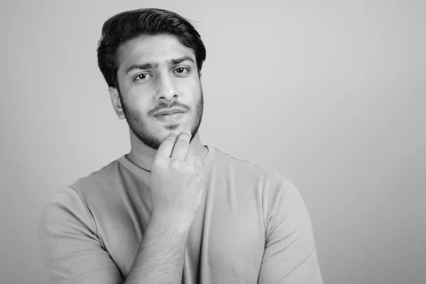 Estudio Tiro Joven Guapo Hombre Indio Sobre Fondo Gris Blanco —  Fotos de Stock