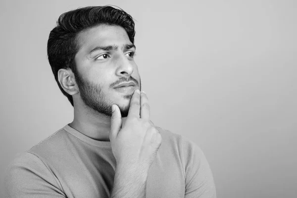 Studioaufnahme Eines Jungen Gutaussehenden Indischen Mannes Vor Grauem Hintergrund Schwarz — Stockfoto