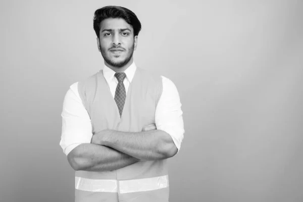 Studioaufnahme Eines Jungen Gutaussehenden Indischen Mannes Vor Grauem Hintergrund Schwarz — Stockfoto