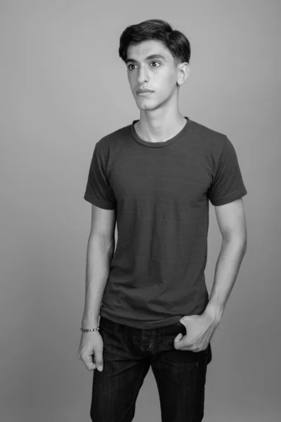 Siyah Beyaz Gri Arka Planda Genç Yakışıklı Pers Delikanlının Stüdyo — Stok fotoğraf