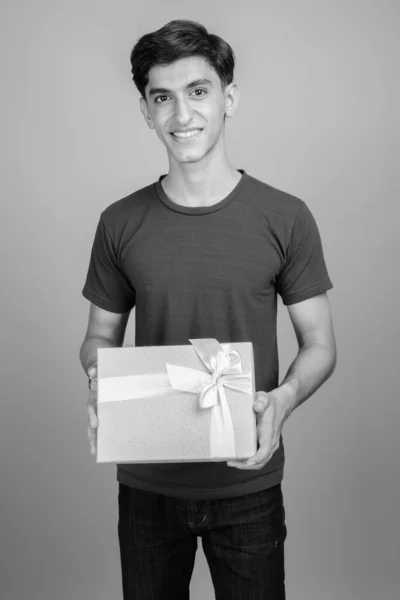 Siyah Beyaz Gri Arka Planda Genç Yakışıklı Pers Delikanlının Stüdyo — Stok fotoğraf