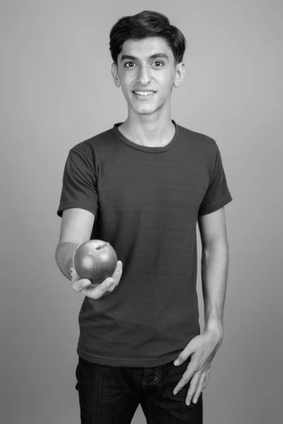 Studioaufnahme Eines Jungen Hübschen Persischen Teenagers Vor Grauem Hintergrund Schwarz — Stockfoto