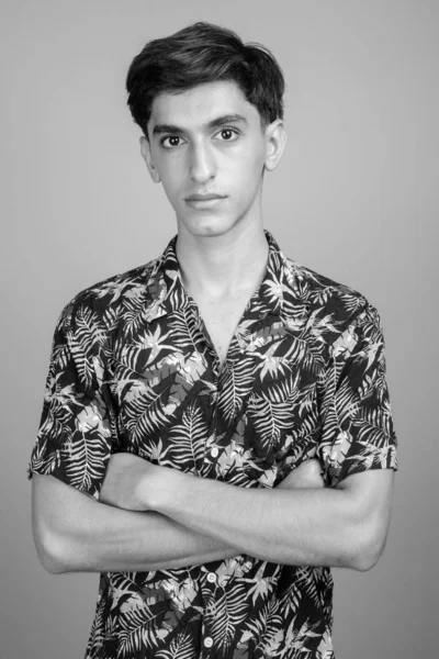 Studioaufnahme Eines Jungen Hübschen Persischen Teenagers Vor Grauem Hintergrund Schwarz — Stockfoto