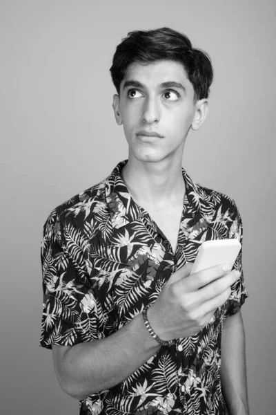 Studioaufnahme Eines Jungen Hübschen Persischen Teenagers Vor Grauem Hintergrund Schwarz — Stockfoto