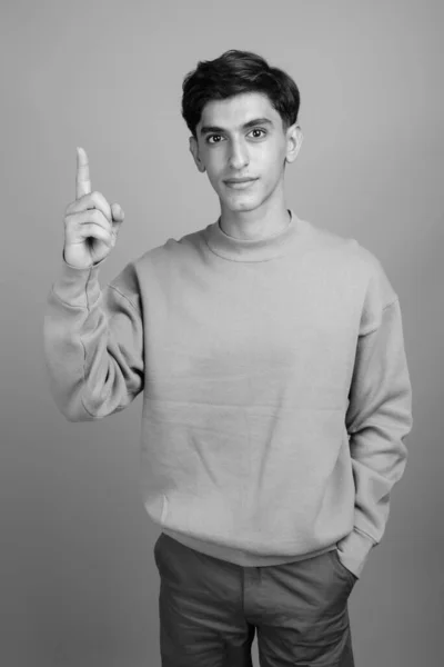 在黑白相间的灰色背景下拍摄年轻英俊的波斯少年 — 图库照片