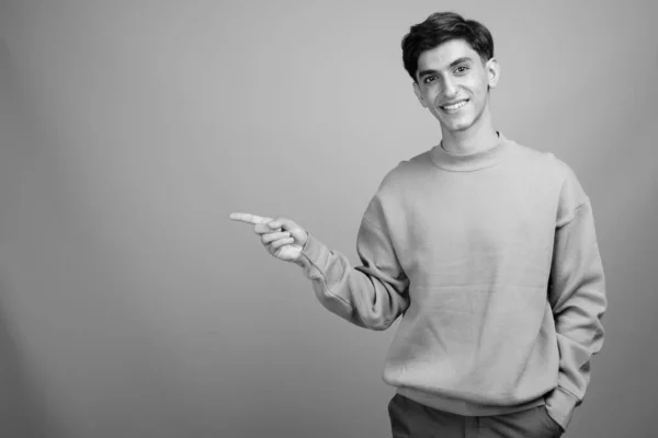 Estudio Plano Joven Guapo Adolescente Persa Sobre Fondo Gris Blanco — Foto de Stock