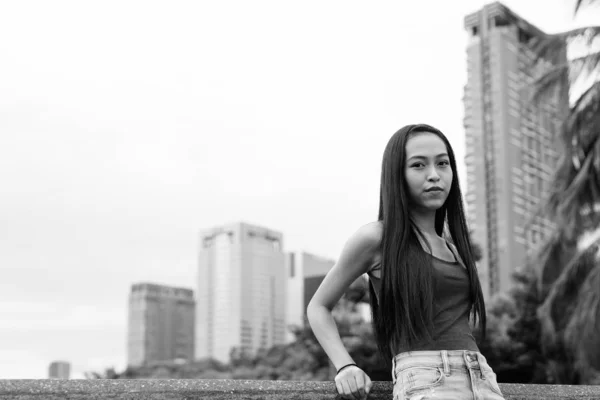 Portré Fiatal Gyönyörű Ázsiai Pihentető Parkban Fekete Fehér — Stock Fotó