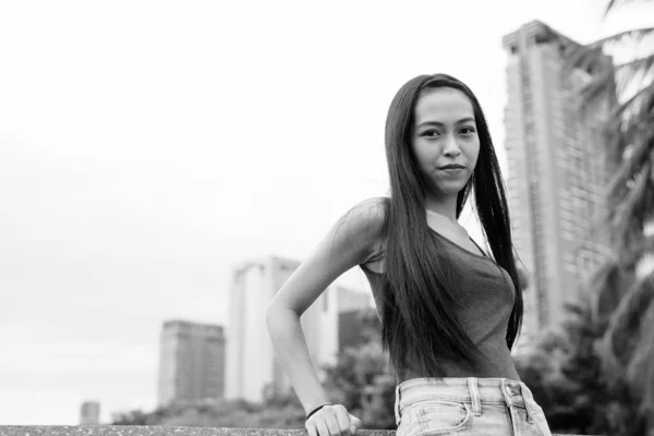 Retrato Jovem Bela Mulher Asiática Relaxante Parque Preto Branco — Fotografia de Stock