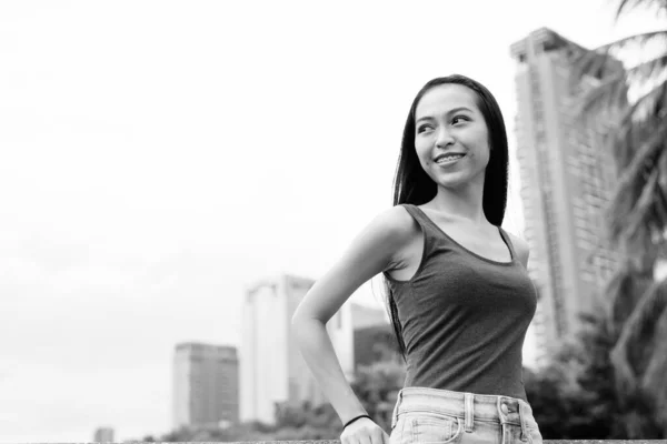 Porträtt Ung Vacker Asiatisk Kvinna Avkopplande Parken Svart Och Vitt — Stockfoto