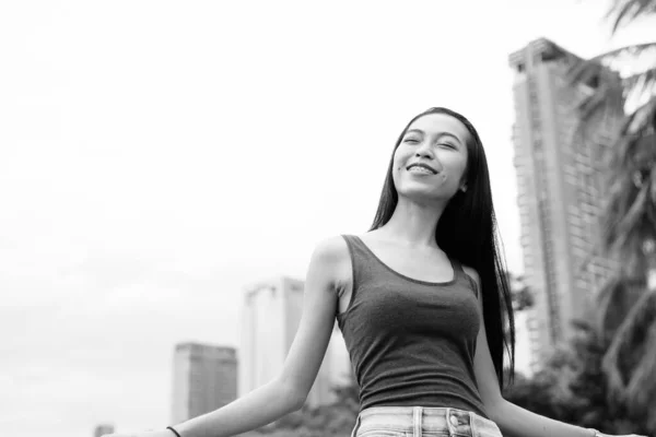 Retrato Joven Hermosa Mujer Asiática Relajándose Parque Blanco Negro — Foto de Stock