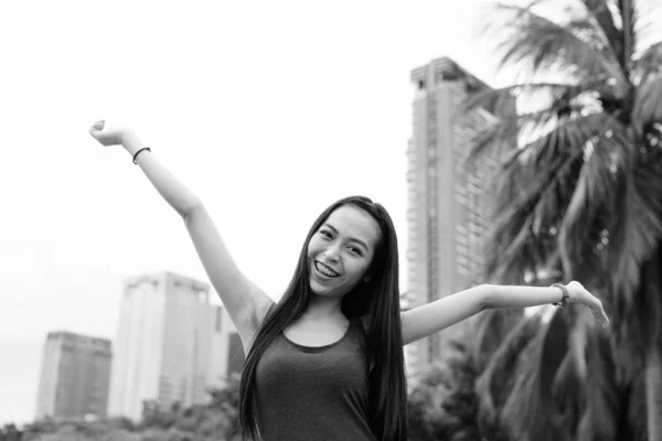 Retrato Joven Hermosa Mujer Asiática Relajándose Parque Blanco Negro — Foto de Stock