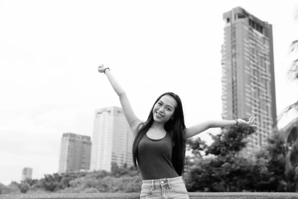 Retrato Joven Hermosa Mujer Asiática Relajándose Parque Blanco Negro — Foto de Stock
