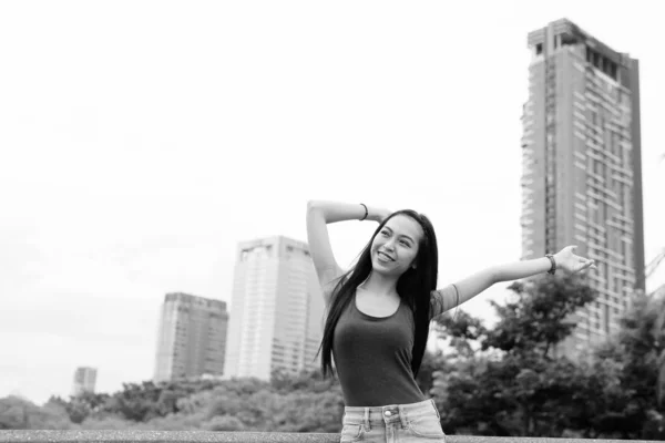 Retrato Jovem Bela Mulher Asiática Relaxante Parque Preto Branco — Fotografia de Stock