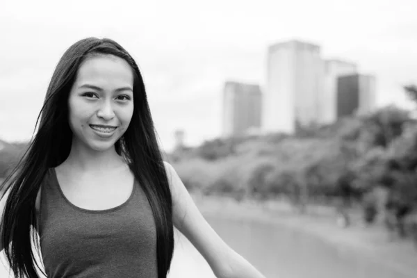 Retrato Joven Hermosa Mujer Asiática Relajándose Parque Blanco Negro — Foto de Stock