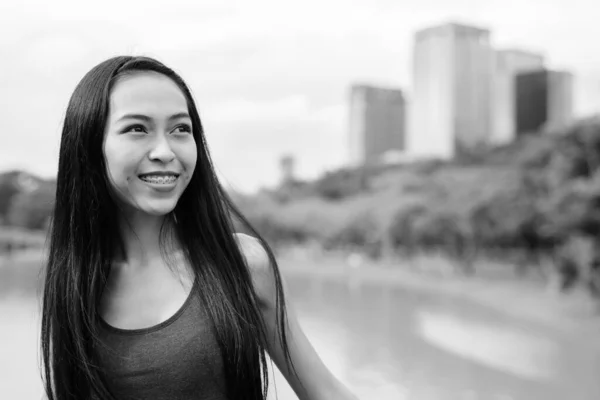 Retrato Jovem Bela Mulher Asiática Relaxante Parque Preto Branco — Fotografia de Stock