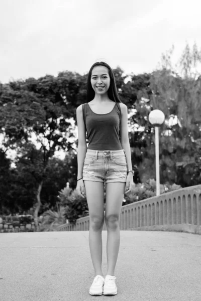 Genç Güzel Asyalı Bir Kadının Portresi Parkta Siyah Beyaz Dinleniyor — Stok fotoğraf