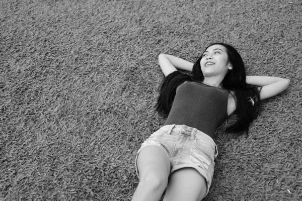 Retrato Joven Hermosa Mujer Asiática Relajándose Parque Blanco Negro — Foto de Stock