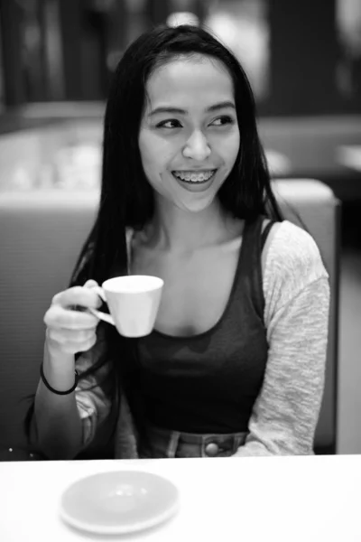 Porträtt Ung Vacker Asiatisk Kvinna Avkopplande Inne Caféet Svart Och — Stockfoto