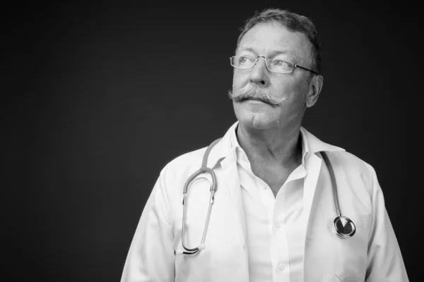 Studio Skott Stilig Senior Man Läkare Med Mustasch Bär Glasögon — Stockfoto