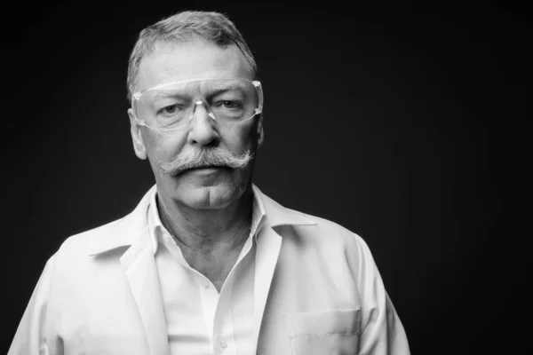 Studio Skott Stilig Senior Man Läkare Med Mustasch Bär Skyddsglasögon — Stockfoto